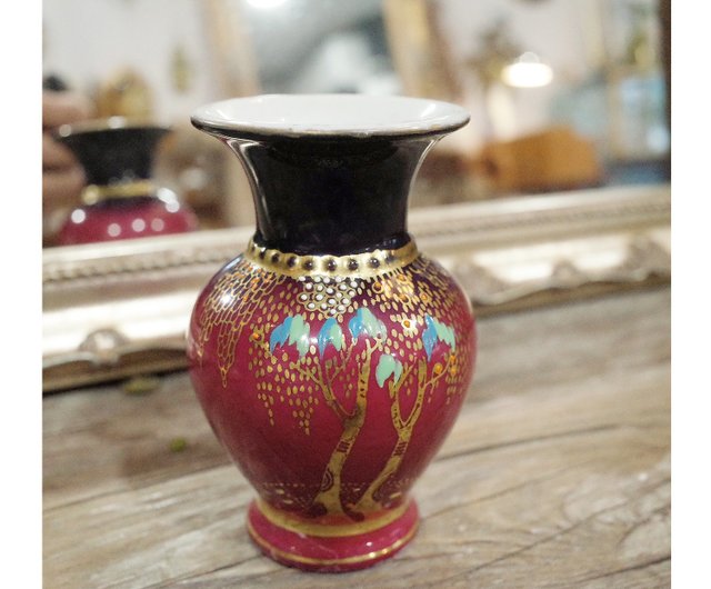 日本のヴィンテージ。バーガンディレッドに金彩の枝垂れ柳が描かれた