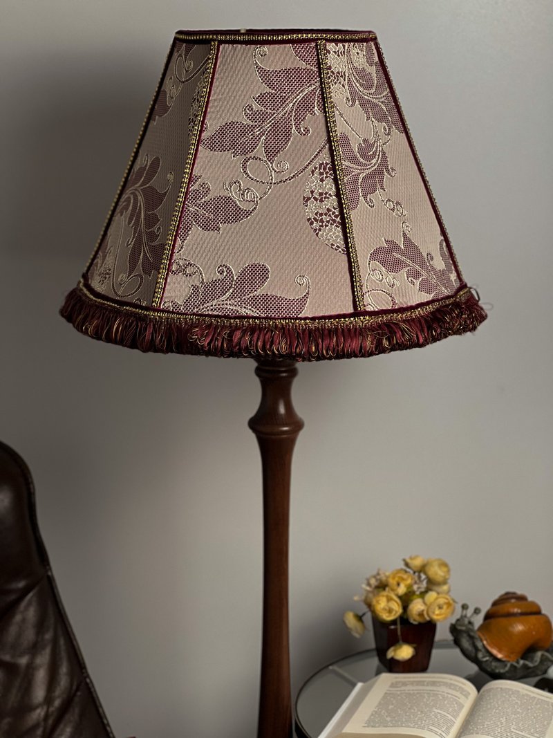 Victorian lampshade with fabric with floral pattern and fringe - โคมไฟ - วัสดุอื่นๆ สีแดง