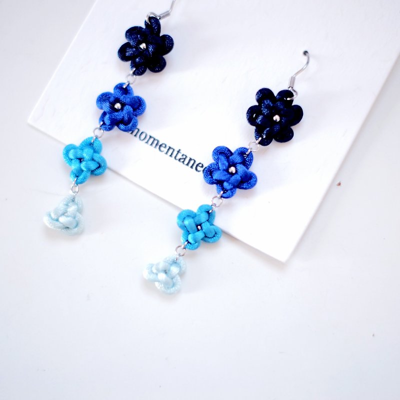 MOMENT_S | Clover Chinese Knot Earrings - ต่างหู - วัสดุอื่นๆ สีน้ำเงิน