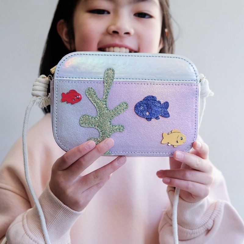 英國Mimi & Lula_SS25_海洋公園_小魚缸側背包 - 嬰兒手鍊/飾品 - 聚酯纖維 