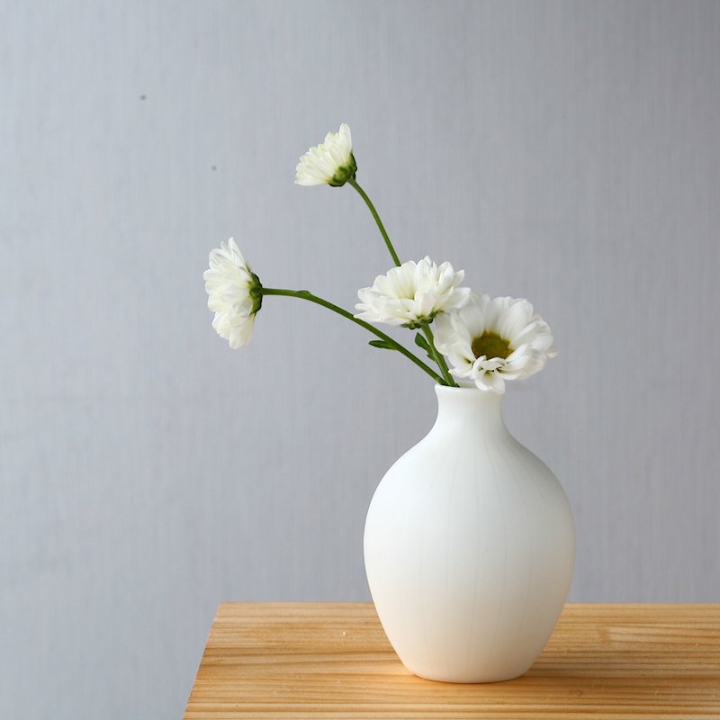 Small white pottery flower vase - เซรามิก - เครื่องลายคราม ขาว