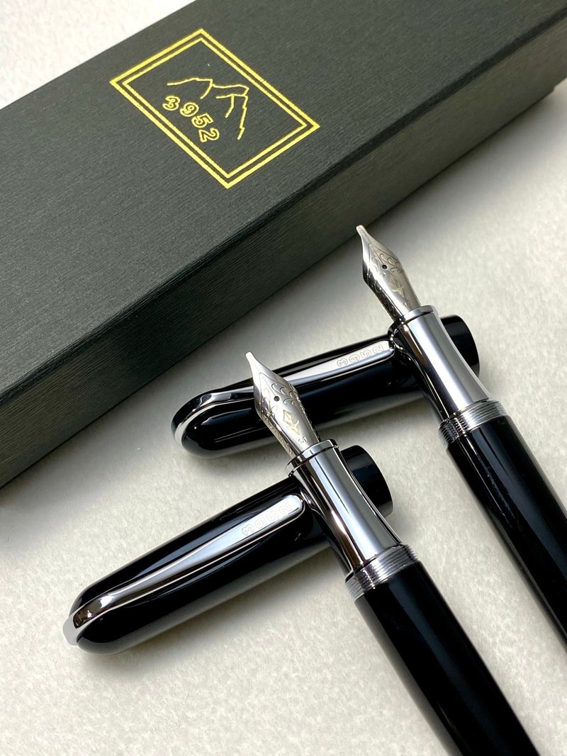 3952Old Goat-BON1 Obsidian black glossy piano paint floral steel nib fountain pen - Fountain Pens - Other Materials 