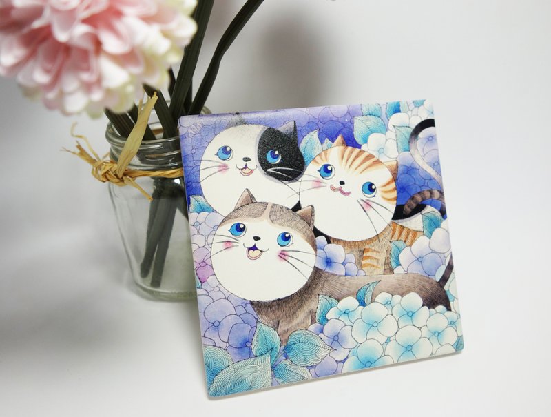 Illustrated ceramic water-absorbing coaster (Three Sisters of Hydrangea Cat) is out of stock - ที่รองแก้ว - ดินเผา สีน้ำเงิน