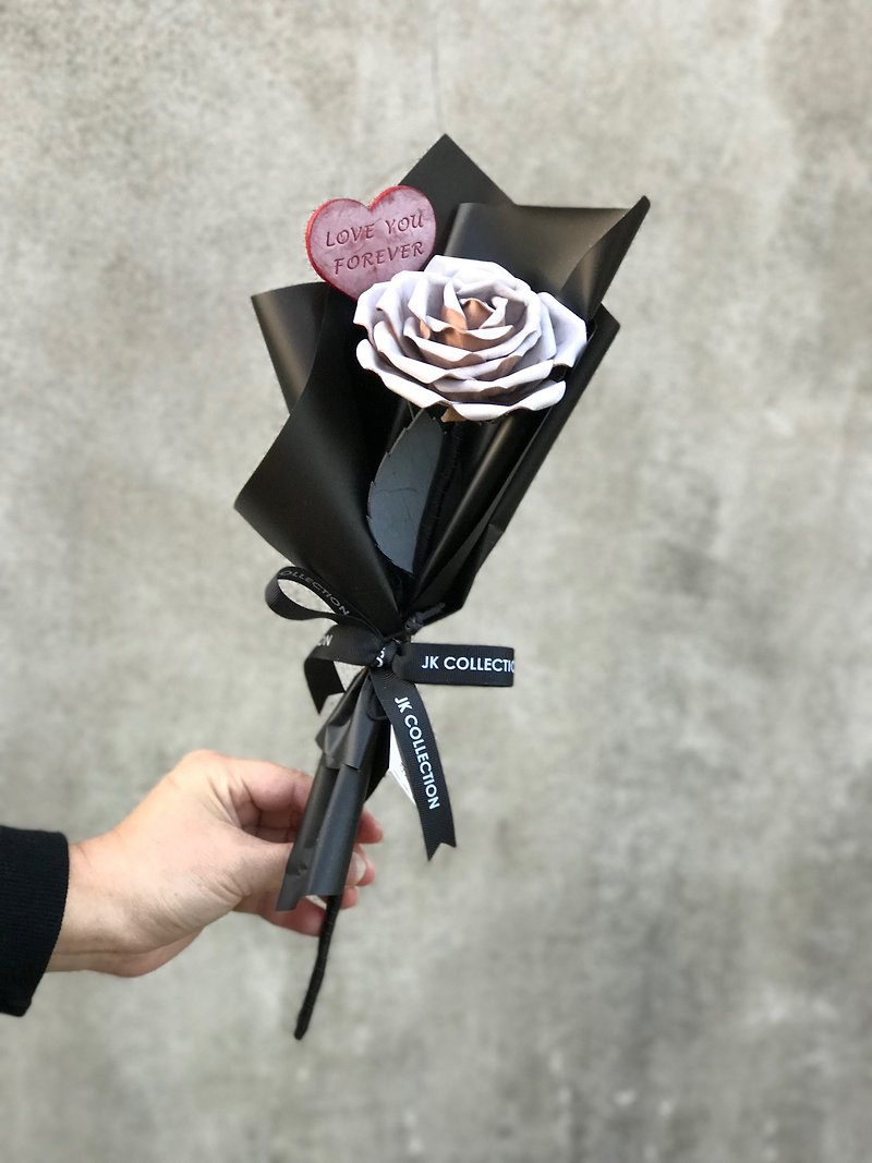 Waxed Lavender Leather Rosa Bouquet with Heart-Sharp Typing Board - ของวางตกแต่ง - หนังแท้ สีม่วง