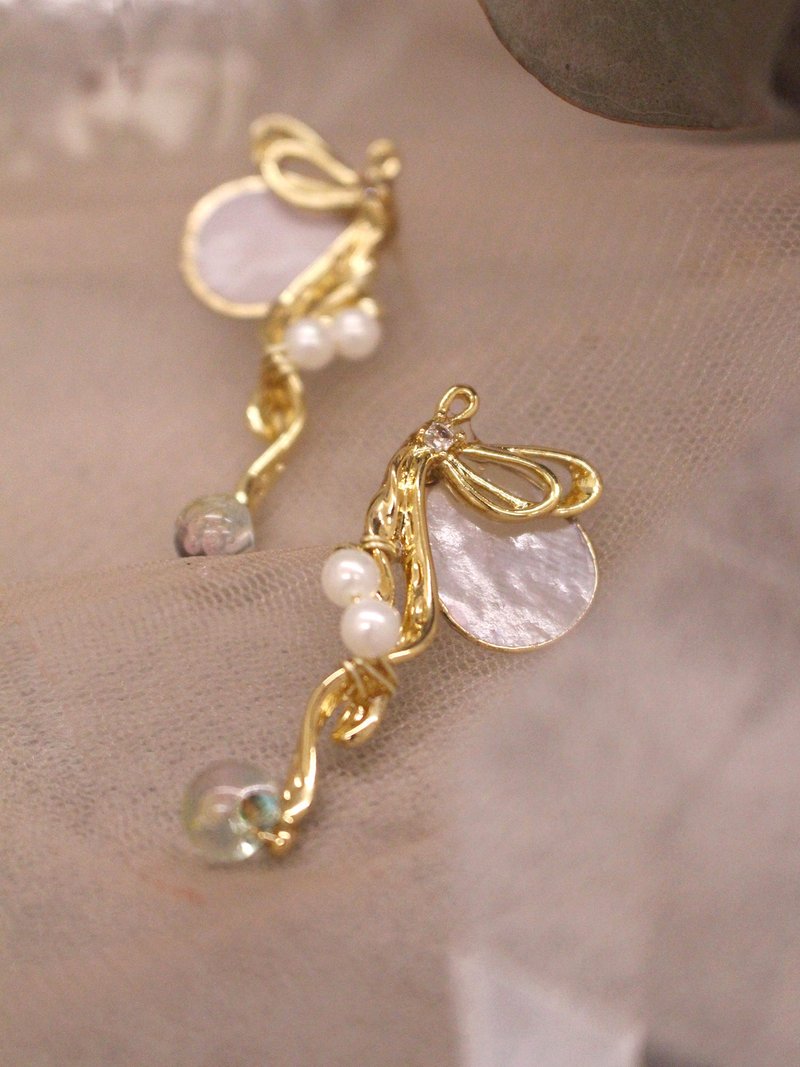 落葉微光。MUCHAT手作14KGP天然貝殼蝴蝶純銀針耳環 - 耳環/耳夾/耳骨夾 - 其他金屬 金色