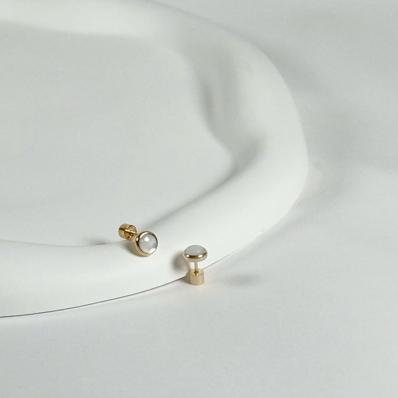 Natural white butterfly shell 316 medical steel bead earrings / 14K gold Gemstone anti-allergic wearable bathing round shape - Earrings & Clip-ons - Semi-Precious Stones Gold