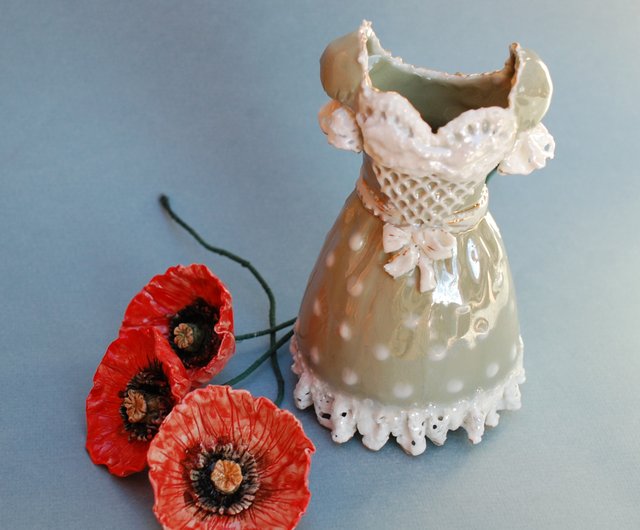 装飾花瓶、花の置物、赤いポピーのドレスの置物セラミック彫刻