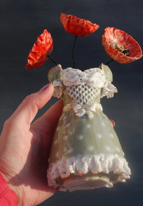 装飾花瓶、花の置物、赤いポピーのドレスの置物セラミック彫刻
