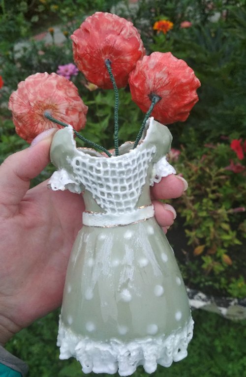 装飾花瓶、花の置物、赤いポピーのドレスの置物セラミック彫刻