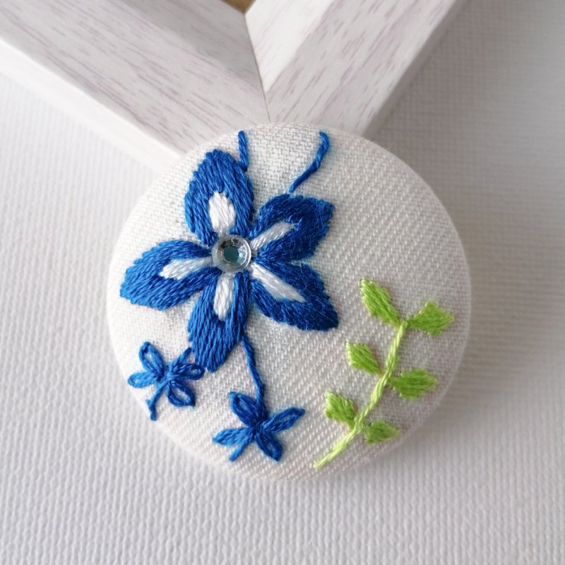 青い花のキラキラ刺繍ブローチor刺繍ヘアゴム - 胸針 - 棉．麻 藍色