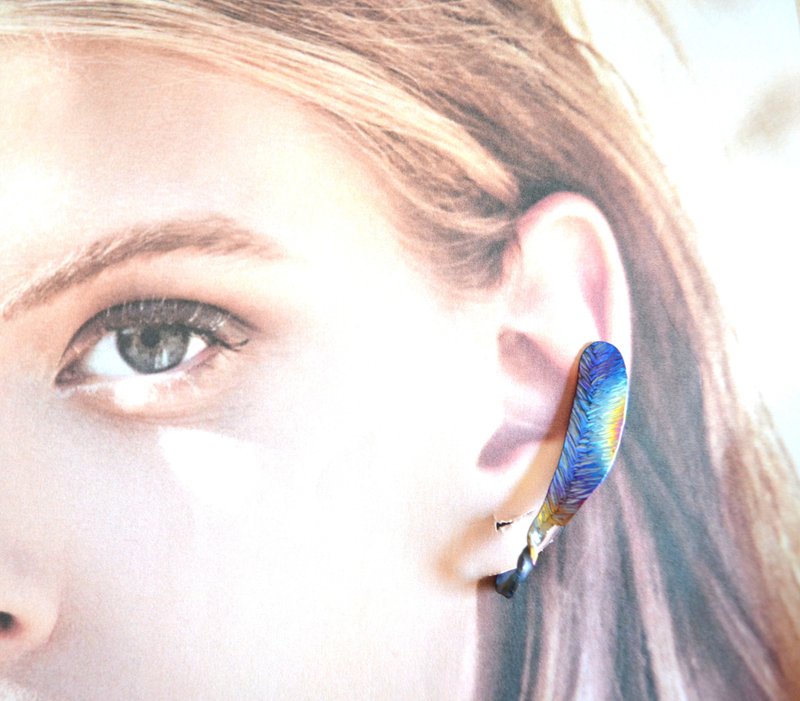 Titanium ear cuff・飾り羽のチタンイヤーカフ・左４８mmB - 耳環/耳夾/耳骨夾 - 其他金屬 藍色