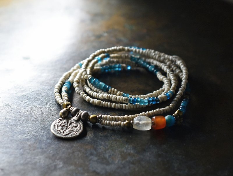 A double-strand necklace made of old Indian Silver top, ancient crystal, Mizoram carnelian, round Roman glass, white and emerald blue beads - Necklaces - Glass White