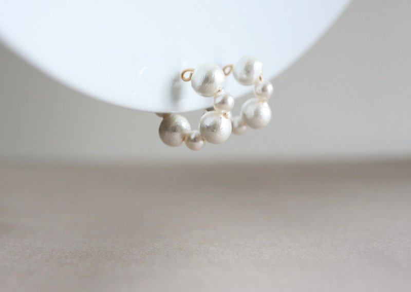 Painless Clip-On/ Domestic Cotton Pearl and Crystal Pearl Hoop Clip-On Pearl Ear Clips - ต่างหู - ผ้าฝ้าย/ผ้าลินิน ขาว
