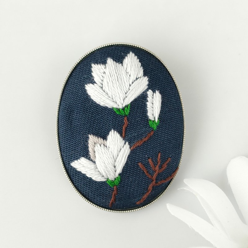 Embroidered brooch of white magnolia blooming at night - เข็มกลัด - ผ้าฝ้าย/ผ้าลินิน ขาว