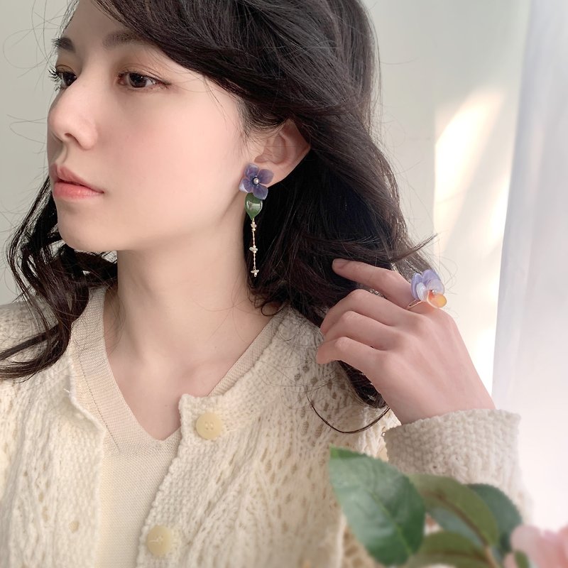 earrings Hydrangea  resin brass - Earrings & Clip-ons - Thread Multicolor