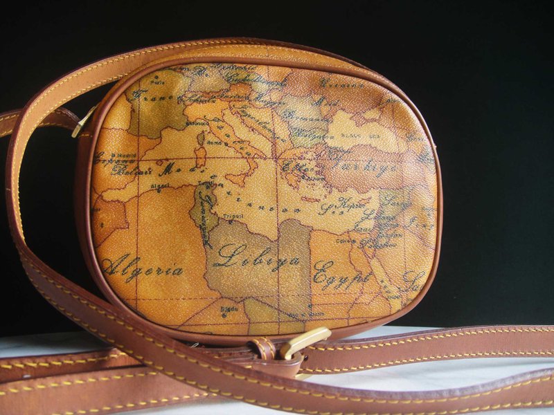 [Old Time OLD-TIME] Early second-hand bag Italy Alviero Martini map shoulder bag - กระเป๋าแมสเซนเจอร์ - วัสดุอื่นๆ หลากหลายสี