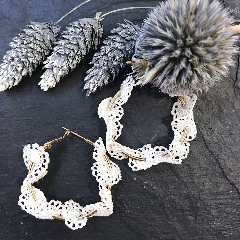 [Da Da Daily] White lace and golden circle earrings - Earrings & Clip-ons - Other Materials White