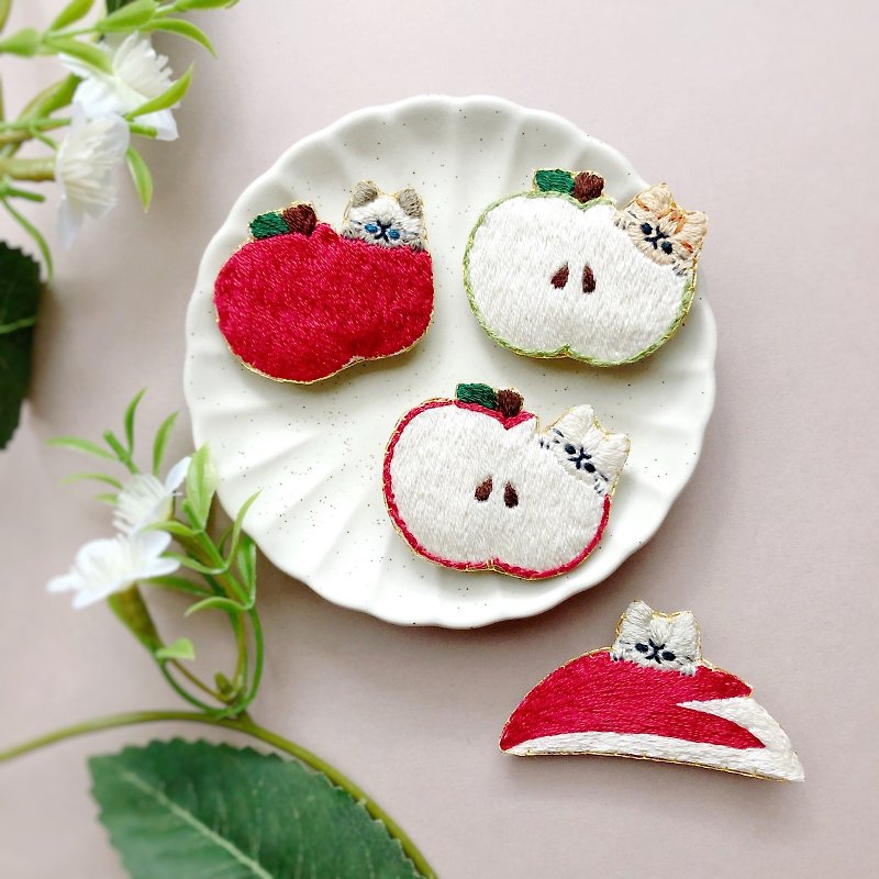 Embroidery brooch of a cat eating an apple - Brooches - Thread Red