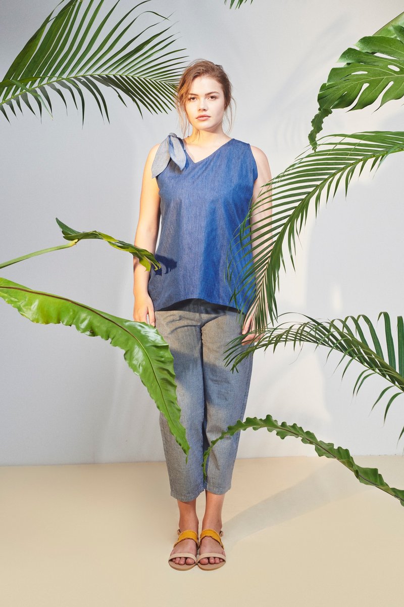 Sleeveless top with side shoulder straps - เสื้อกั๊กผู้หญิง - วัสดุอื่นๆ สีน้ำเงิน