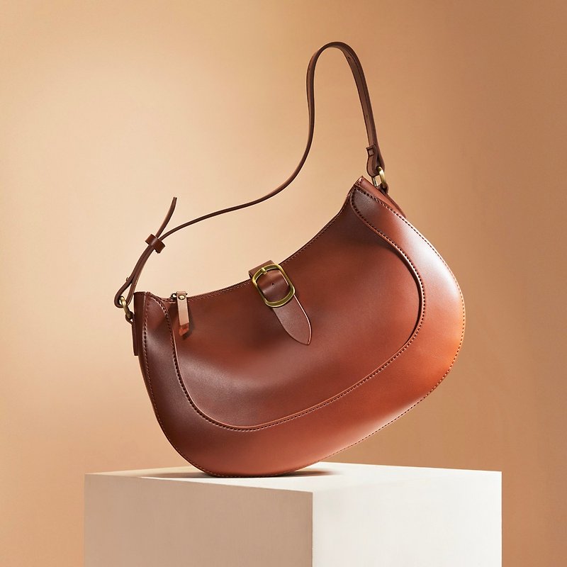 Vanilla shoulder bag-caramel Brown shoulder cross-body side carry gift handmade handmade leather vintage leather - กระเป๋าแมสเซนเจอร์ - หนังเทียม สีนำ้ตาล