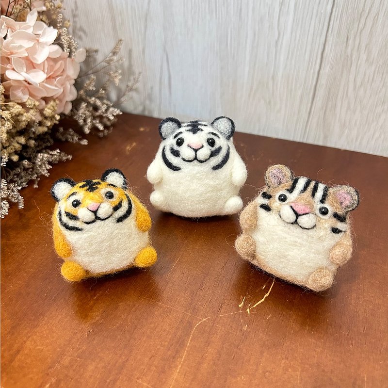 Round little tiger, little white tiger, little stone tiger wool felt doll healing gift - เข็มกลัด - ขนแกะ สีส้ม