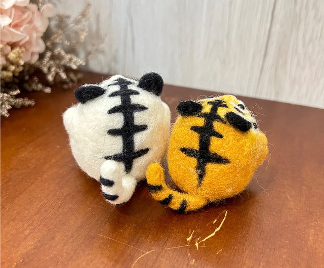 丸い小さな虎と小さな白い虎のウールフェルト人形の癒しのギフト