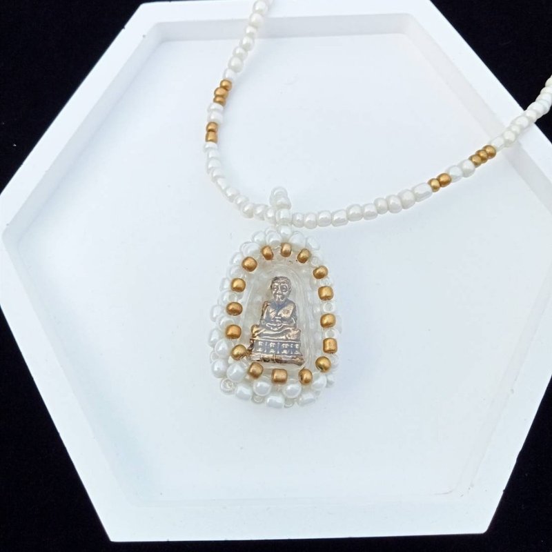 Amulet necklace Framed with beautiful white beads, It is a protection talisman. - สร้อยคอ - วัสดุอื่นๆ 