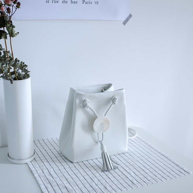 New winter white bucket shoulder diagonal package leather floor + suede leather original design capacity minimalist handbags handbags | ancient leather good original design creativity - กระเป๋าแมสเซนเจอร์ - หนังแท้ ขาว