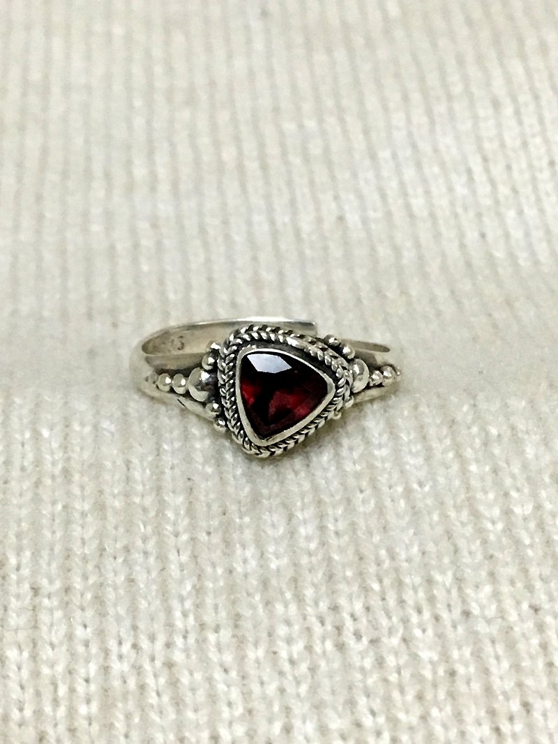 Garnet ring in special Nepali design Handmade in Nepal 92.5% silver - แหวนทั่วไป - เครื่องเพชรพลอย สีแดง