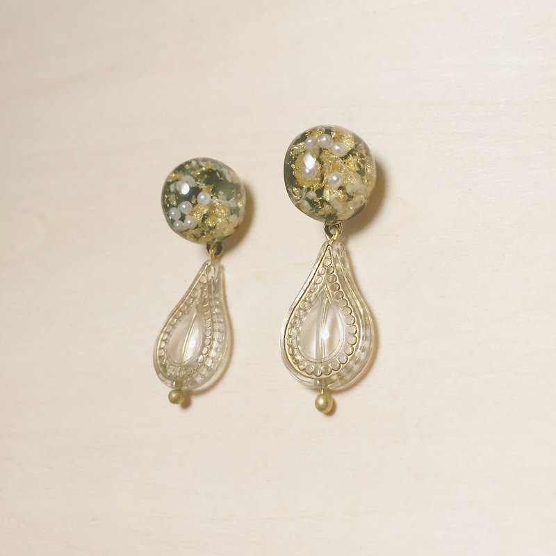 Vintage Pearl Gold Foil Army Green Carved Water Drop Earrings - ต่างหู - เรซิน สีเขียว