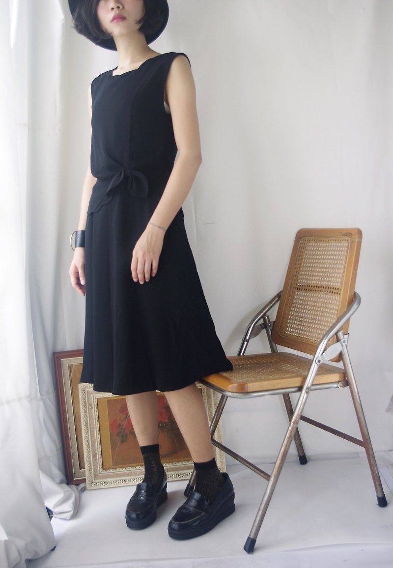 尋寶古著-花瓣領復古日本製波浪裙黑洋裝 - 洋裝/連身裙 - 其他人造纖維 黑色