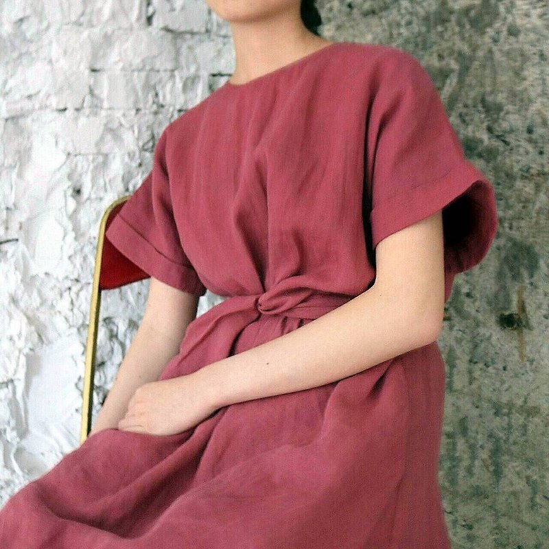 Berry Dress dark berry red linen knee-length tie dress (other colors can be customized) - ชุดเดรส - ผ้าฝ้าย/ผ้าลินิน 