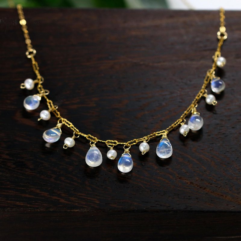 A Stone that symbolizes love, health and luck, wealth, and longevity Gorgeous rainbow moonstone necklace June birthstone - สร้อยคอ - เครื่องเพชรพลอย ขาว