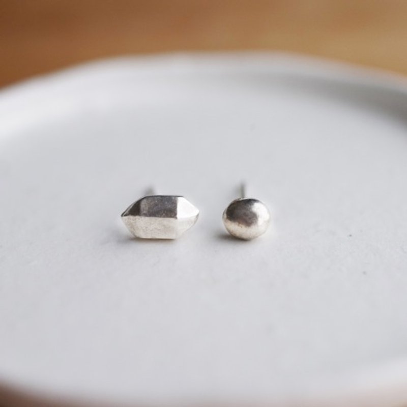 primitive - earrings: silver diamond/pearl single - ต่างหู - เงินแท้ สีเงิน