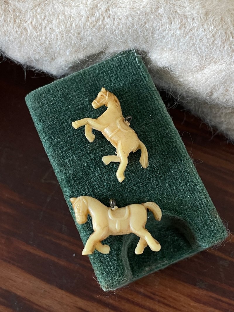古董 Vintage 米白塑料小馬動物墜子CH78 - 項鍊 - 其他金屬 金色