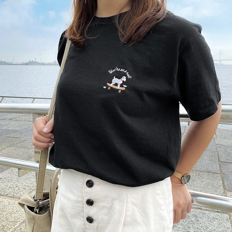 Personalized Good On collaboration Dog on Skateboard T-shirt - เสื้อยืดผู้หญิง - ผ้าฝ้าย/ผ้าลินิน ขาว