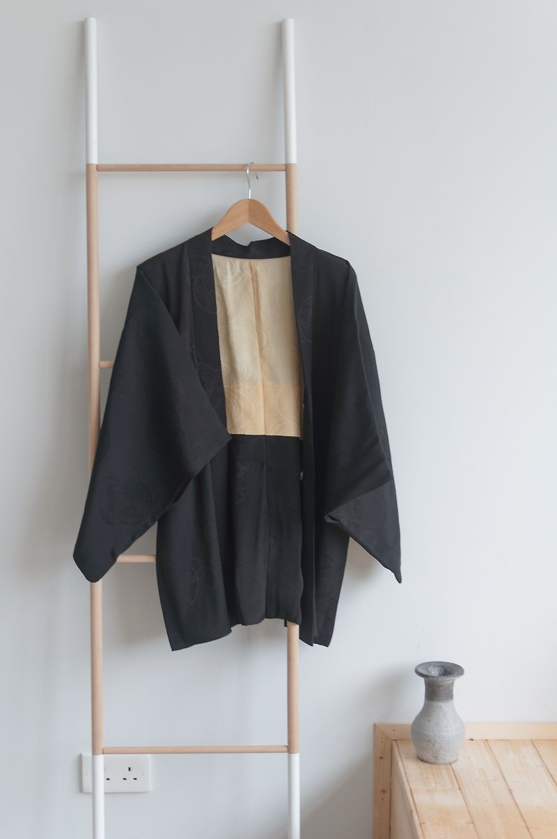 ... {Acorn Girls :: Vintage kimono} Masked silk instrument dark lines black feather weaving - เสื้อแจ็คเก็ต - ผ้าไหม สีดำ