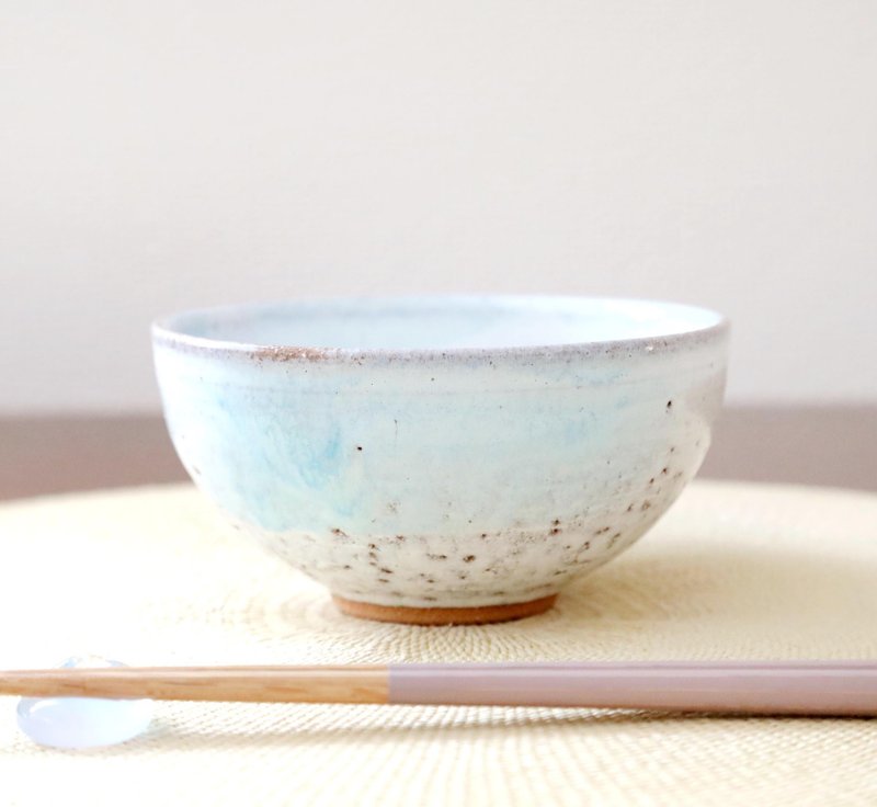 White glaze and light blue brushed rice bowl - ถ้วยชาม - ดินเผา ขาว