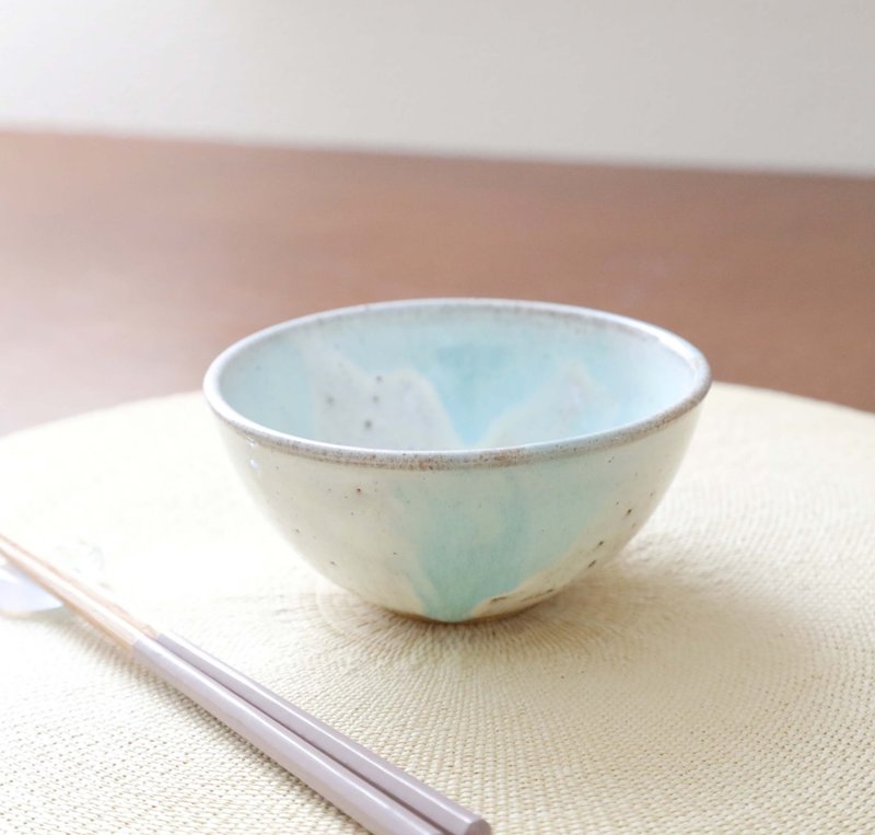 白釉と水色刷毛目の飯碗 １ - 碗 - 陶 白色