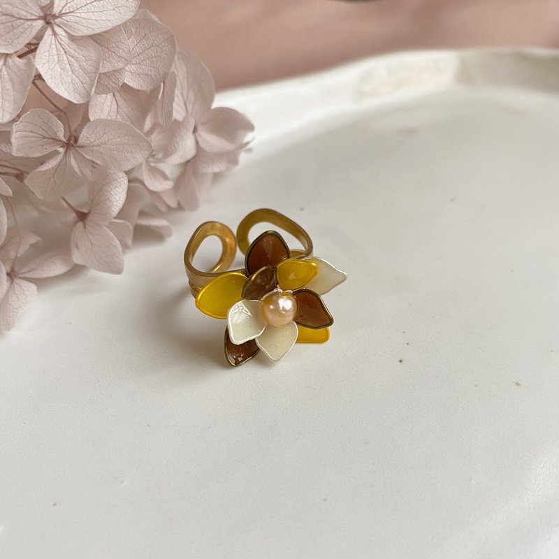 o童話系列-貝兒o  水晶花黃銅戒指 - 戒指 - 樹脂 黃色