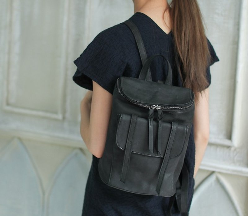 Simple tube double zipper leather small backpack gray black - กระเป๋าเป้สะพายหลัง - หนังแท้ สีดำ
