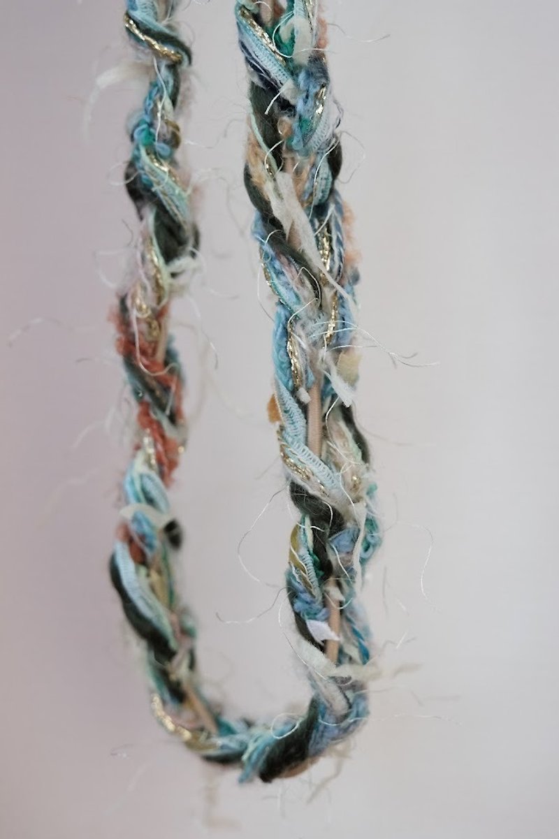 Hand-woven yarn hairband - เครื่องประดับผม - วัสดุอื่นๆ สีเขียว