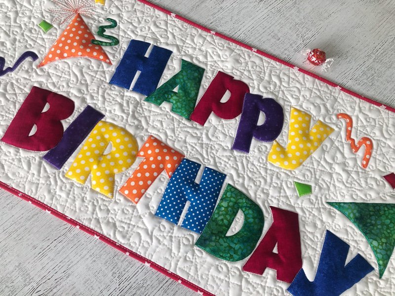 Quilted Happy Birthday table runner, Quilted table topper, Birthday placemats - ผ้ารองโต๊ะ/ของตกแต่ง - ผ้าฝ้าย/ผ้าลินิน หลากหลายสี