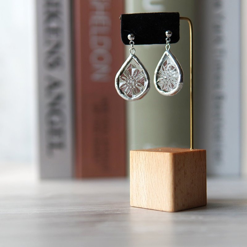 [24 hours shipping] Water drop earrings-begonia flower glass - ต่างหู - วัสดุอื่นๆ หลากหลายสี