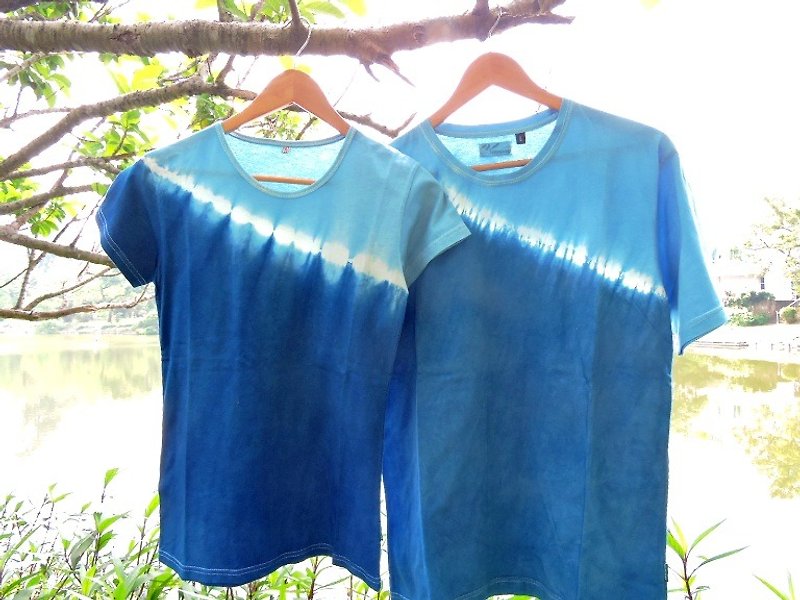 Organic cotton plant hand dyed [gradient wood blue dye] - เสื้อยืดผู้หญิง - ผ้าฝ้าย/ผ้าลินิน สีน้ำเงิน