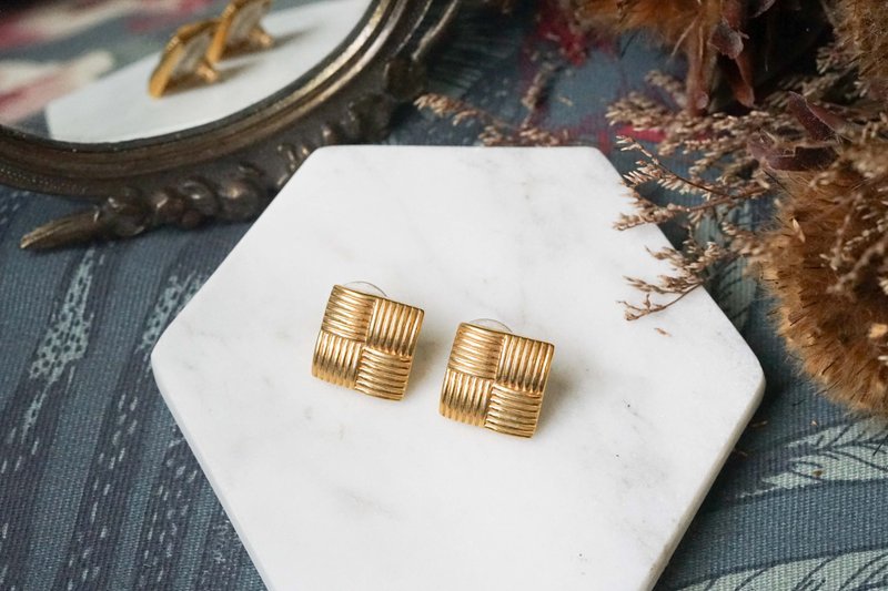 [Old jewelry/Western old pieces] VINTAGE AVON Basic Burron vintage pin earrings - Earrings & Clip-ons - Other Metals Gold