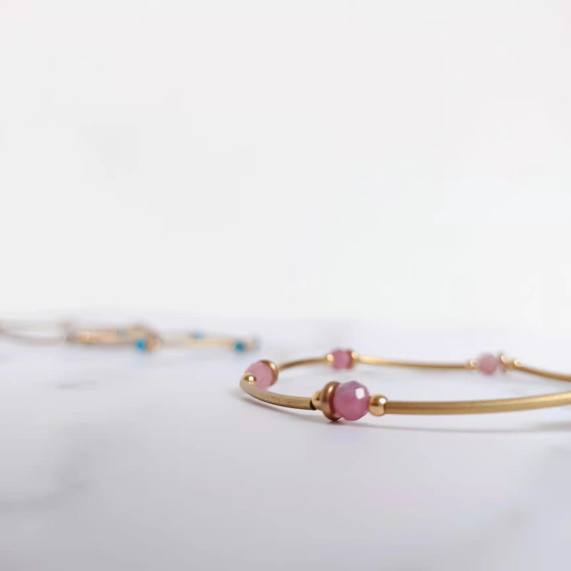 【囍】Bracelet/Polygonal Cut Powder Opal/Japanese Silk Thread/Good Wear/Inspiration - Bracelets - Crystal Pink