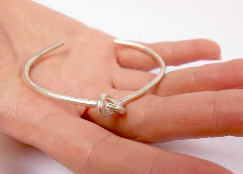 Knotted sterling silver bracelet - สร้อยข้อมือ - โลหะ สีเงิน