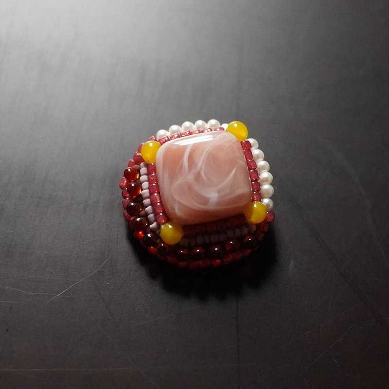 とても軽いおゃべりなブローチ32 ビーズ刺繍のブローチ　マルチカラー - 胸針 - 塑膠 粉紅色