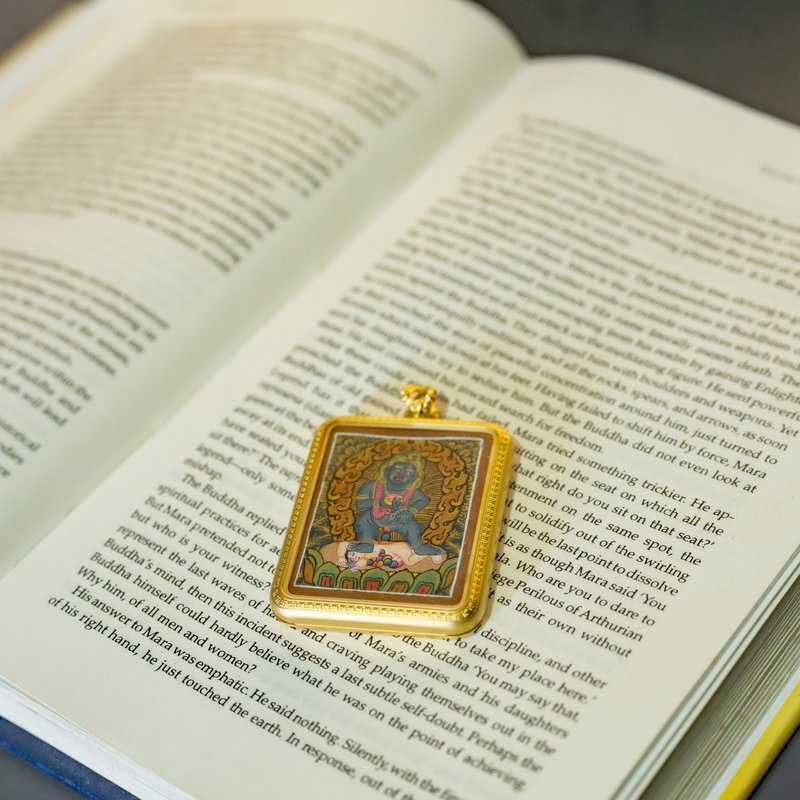 Dzambala Handmade Thangka Pendant – Sacred Amulet for Wealth and Prosperity 翡翠 - Charms - Other Materials Multicolor